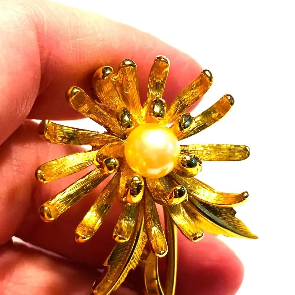 Dimensional goldtone flower power brooch with faux pearl bead center fashion pin